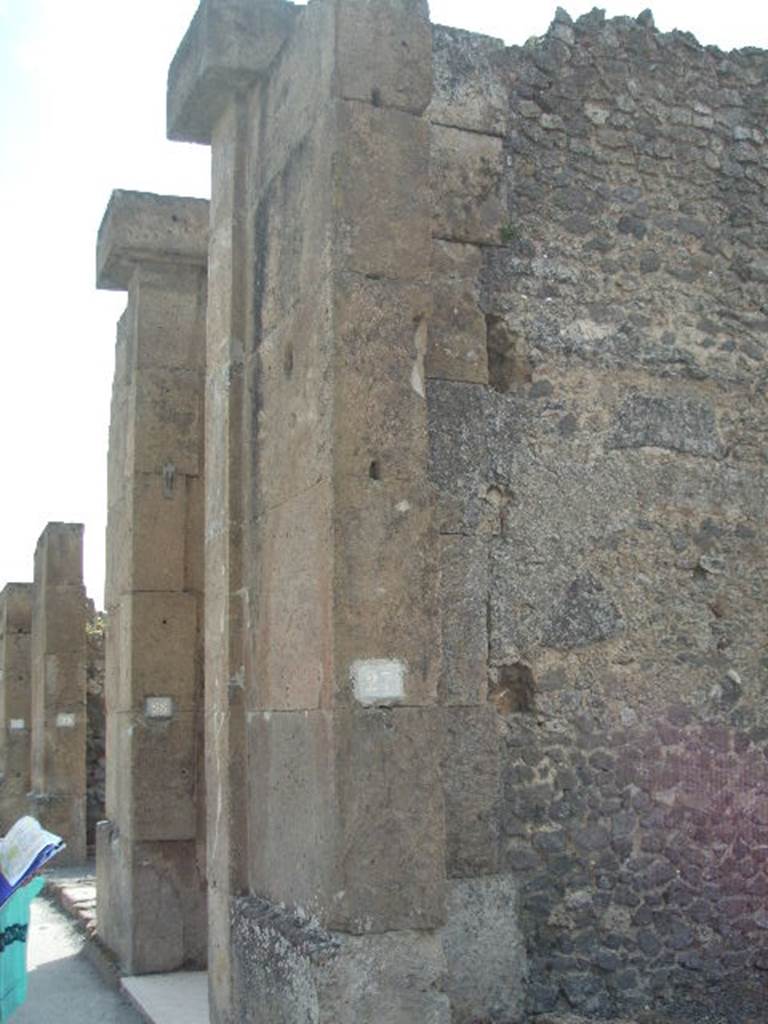 VIII 5 27 Pompeii May 2005 Entrance And East Wall Of Shop Looking